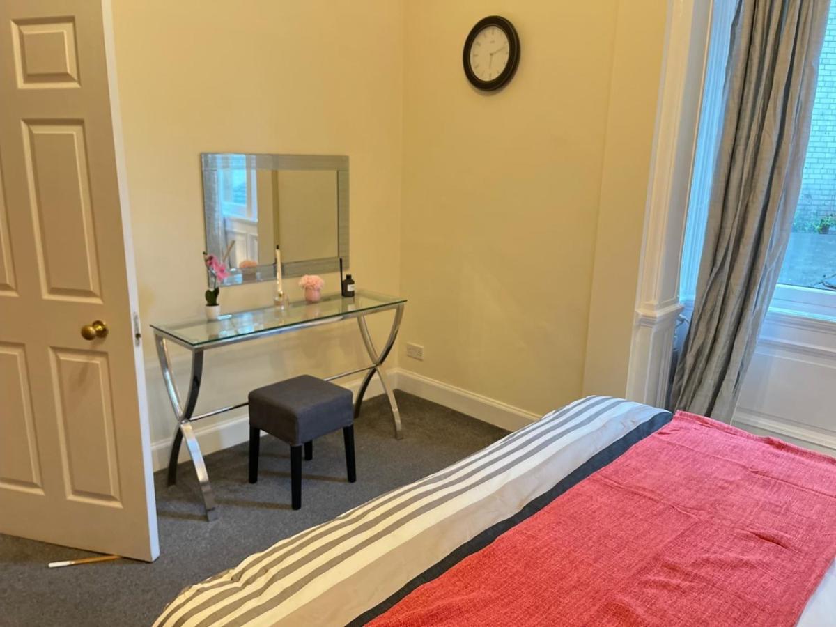Royal Mile Mansions 2 Bedroom - Edinburgh City Centre ภายนอก รูปภาพ